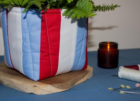 Le petit panier : un tuto patchwork facile pour débutants panier-patchwork-moderne-rouge-bleu-blanc-cache-pot