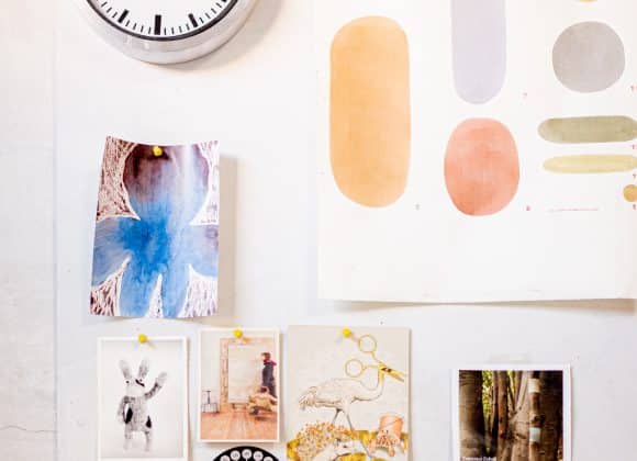 mur créatif peintures et dessins pour creatrice, montre les coulisse de la création et le processus créatif