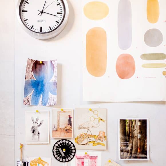 mur créatif peintures et dessins pour creatrice, montre les coulisse de la création et le processus créatif