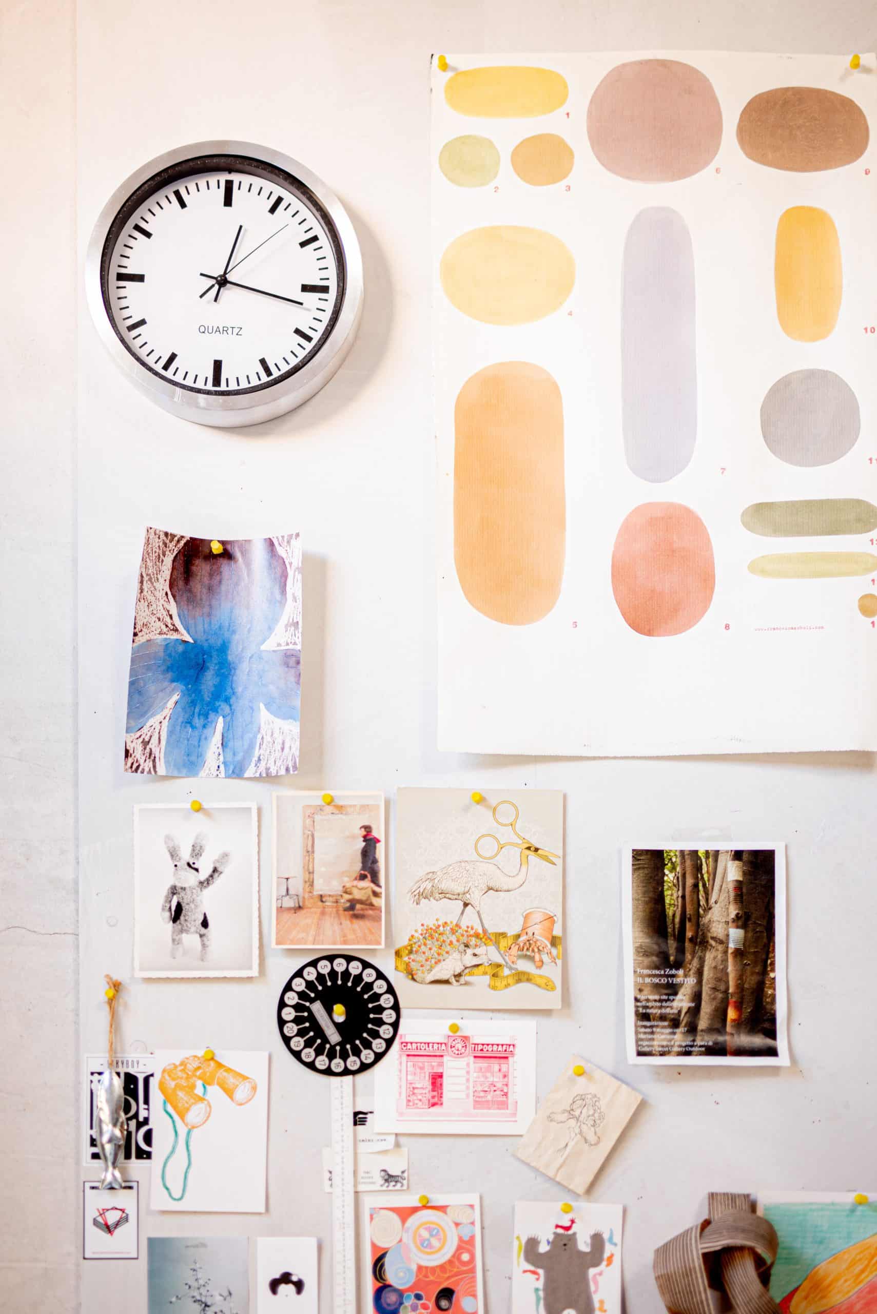 mur créatif peintures et dessins pour creatrice, montre les coulisse de la création et le processus créatif