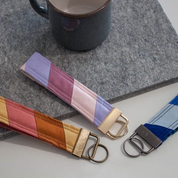 porte-clé patchwork rayés tendance rose bleu et orange