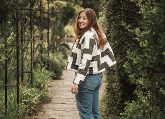 femme qui porte une veste en patchwork bicolore minimaliste dans la verdure