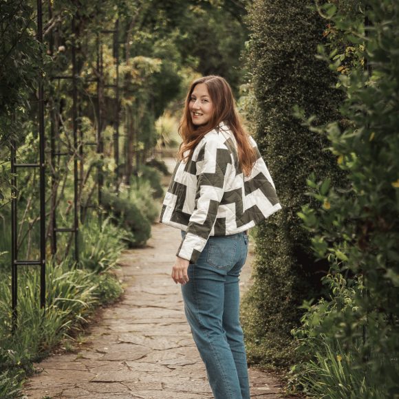 femme qui porte une veste en patchwork bicolore minimaliste dans la verdure