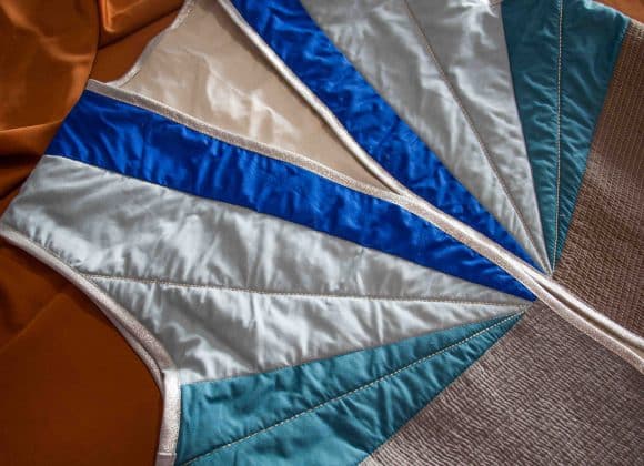 Gilet matelassé sans manches en patchwork bleu et blanc.