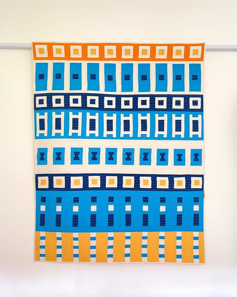 Quilt orange et bleu, moderne et graphique, de Lucy Engels