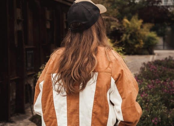 femme debout portant une surchemise ocre et blanc cassé avec le dos patchwork