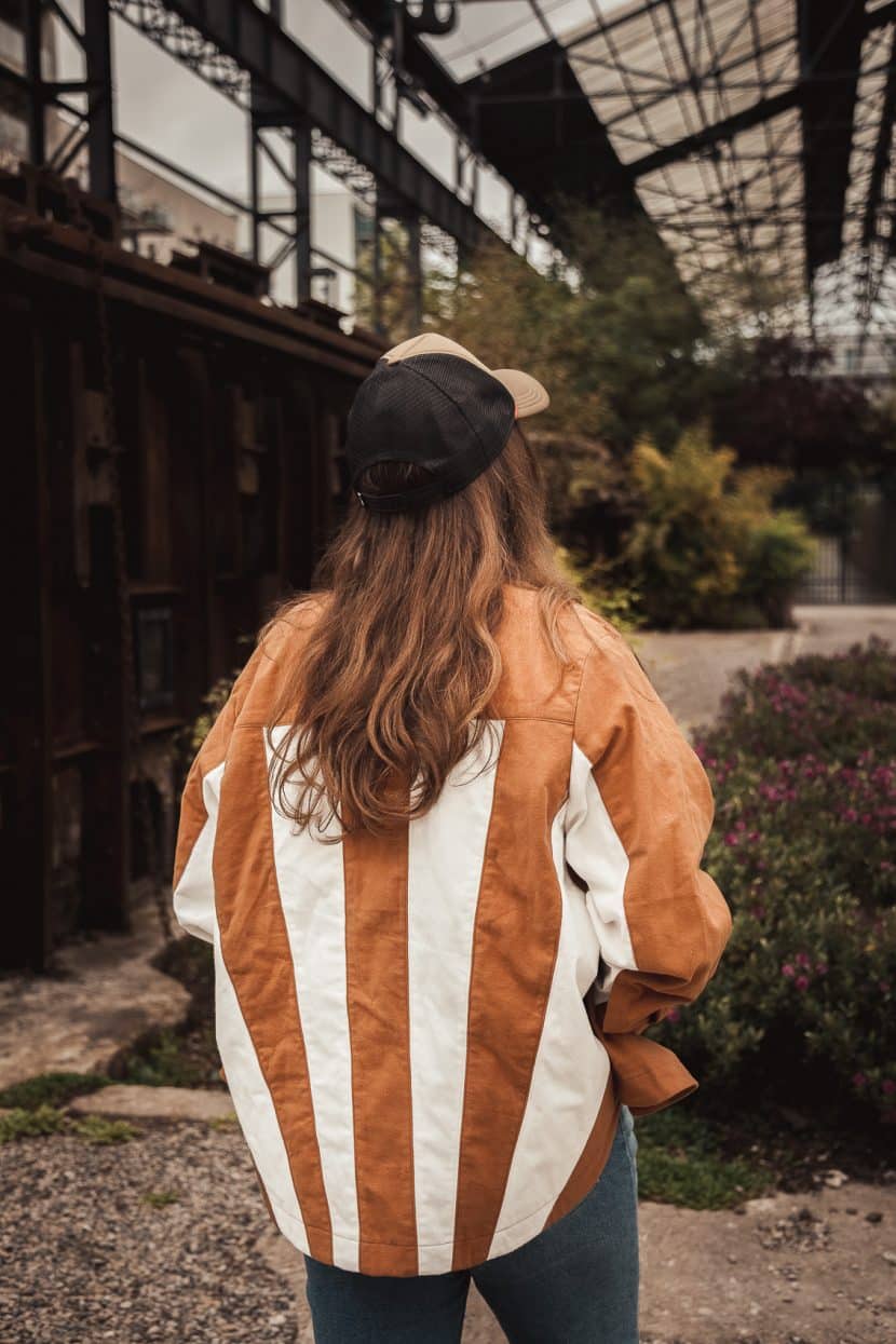 Coudre sa surchemise en patchwork avec le patron Fougère de Deer & Doe femme debout portant une surchemise ocre et blanc cassé avec le dos patchwork